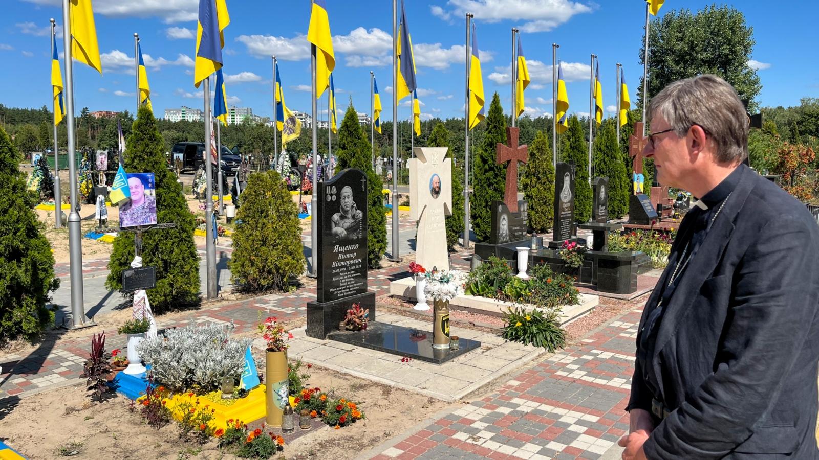 Kardinal Woelki besuchte während seiner Ukrainereise auch einen Friedhof in Irpin.