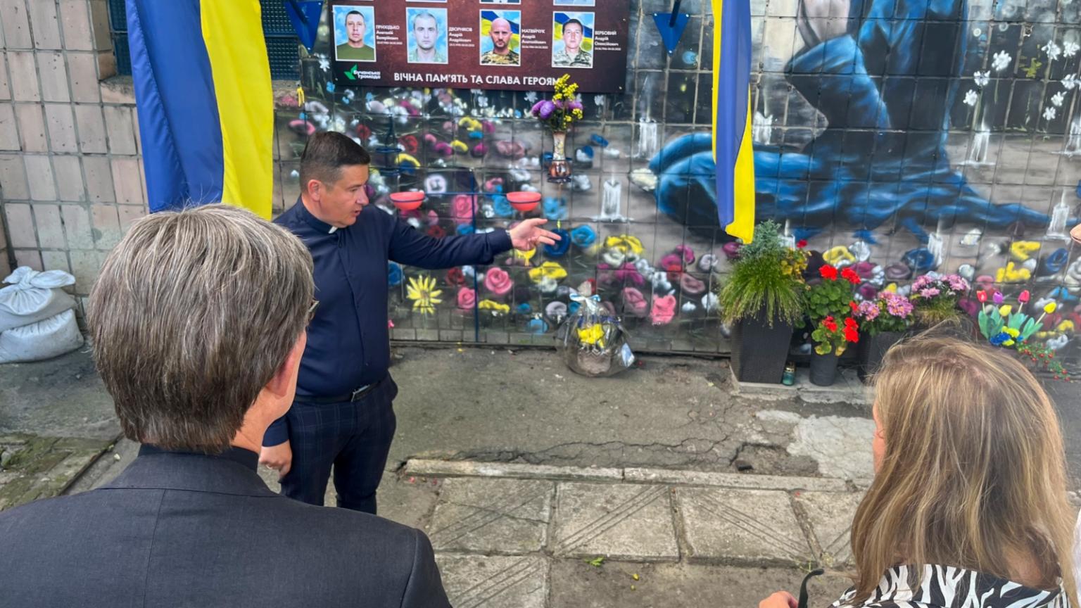 Die Menschen auf dem Foto wurden in Butscha in den ersten Kriegstagen 2022 gefangen genommen und in diesem Haus gefoltert und getötet. Kardinal Woelki hat dort für sie und die vielen Kriegsopfer gebetet (15.08.2024)