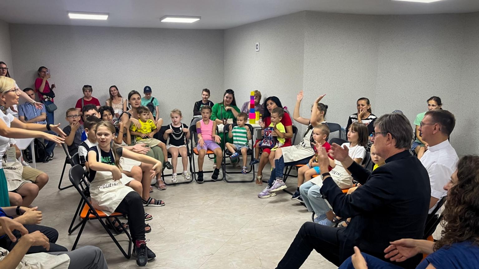 Während eines Luftalarms sang Kardinal Woelki gemeinsam mit den Kindern im Sozialzentrum in Kiew 'Praise ye the Lord' im Luftschutzbunker. (16.08.2024)