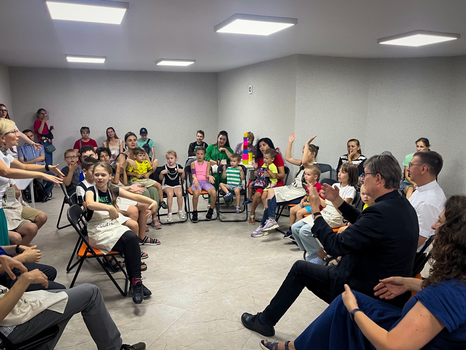 Während eines Luftalarms sang Kardinal Woelki gemeinsam mit den Kindern im Sozialzentrum in Kiew 'Praise ye the Lord' im Luftschutzbunker. (16.08.2024)