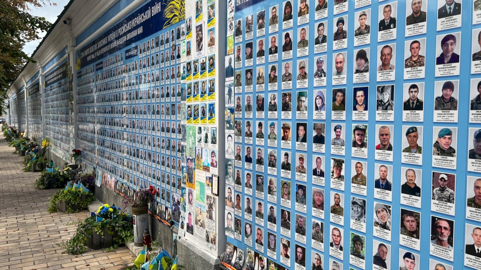In direkter Nähe des Michaelsklosters erinnern tausende Bilder an die Opfer der russischen Aggressionen seit dem Krim-Krieg 2014. (16.08.2024)