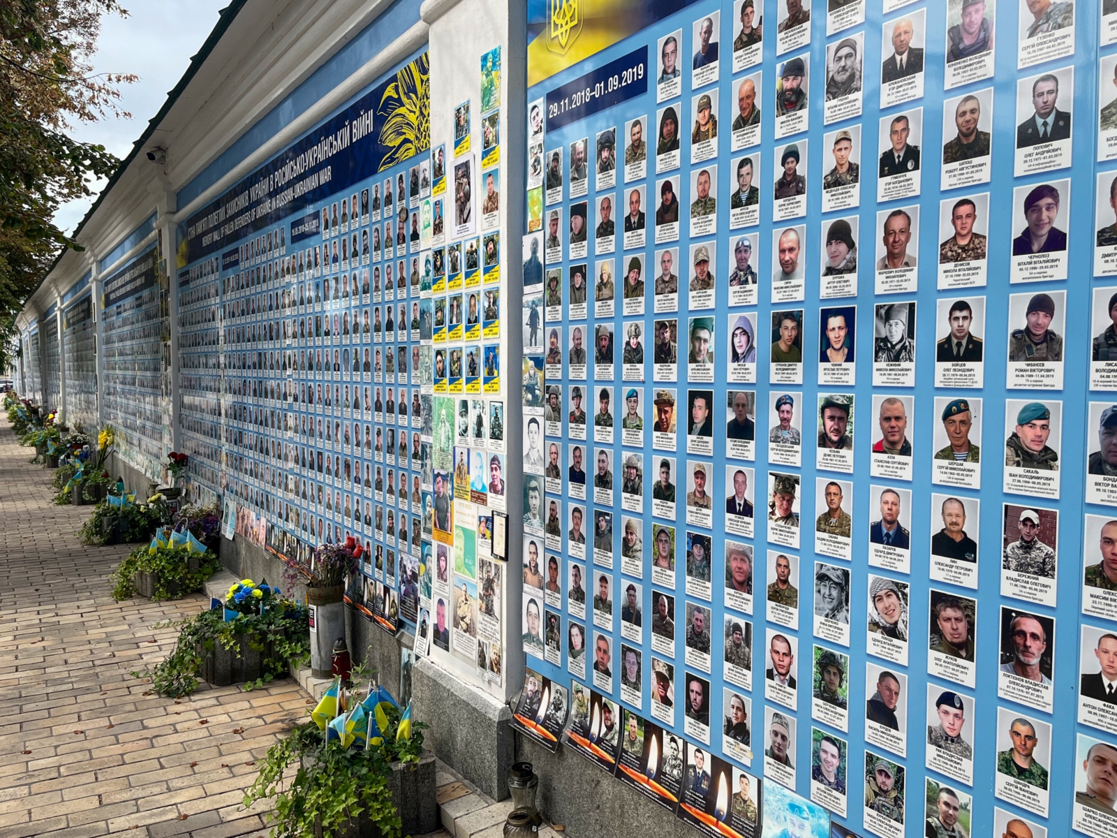 In direkter Nähe des Michaelsklosters erinnern tausende Bilder an die Opfer der russischen Aggressionen seit dem Krim-Krieg 2014. (16.08.2024)