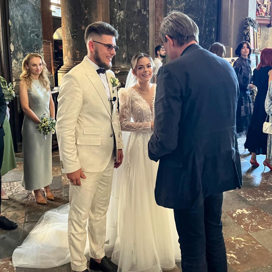 Direkt nach der Trauerfeier kommt dieses Paar in die Kirche, um zu heiraten. Kardinal Woelki spendet ihnen den Segen. (17.08.2024)