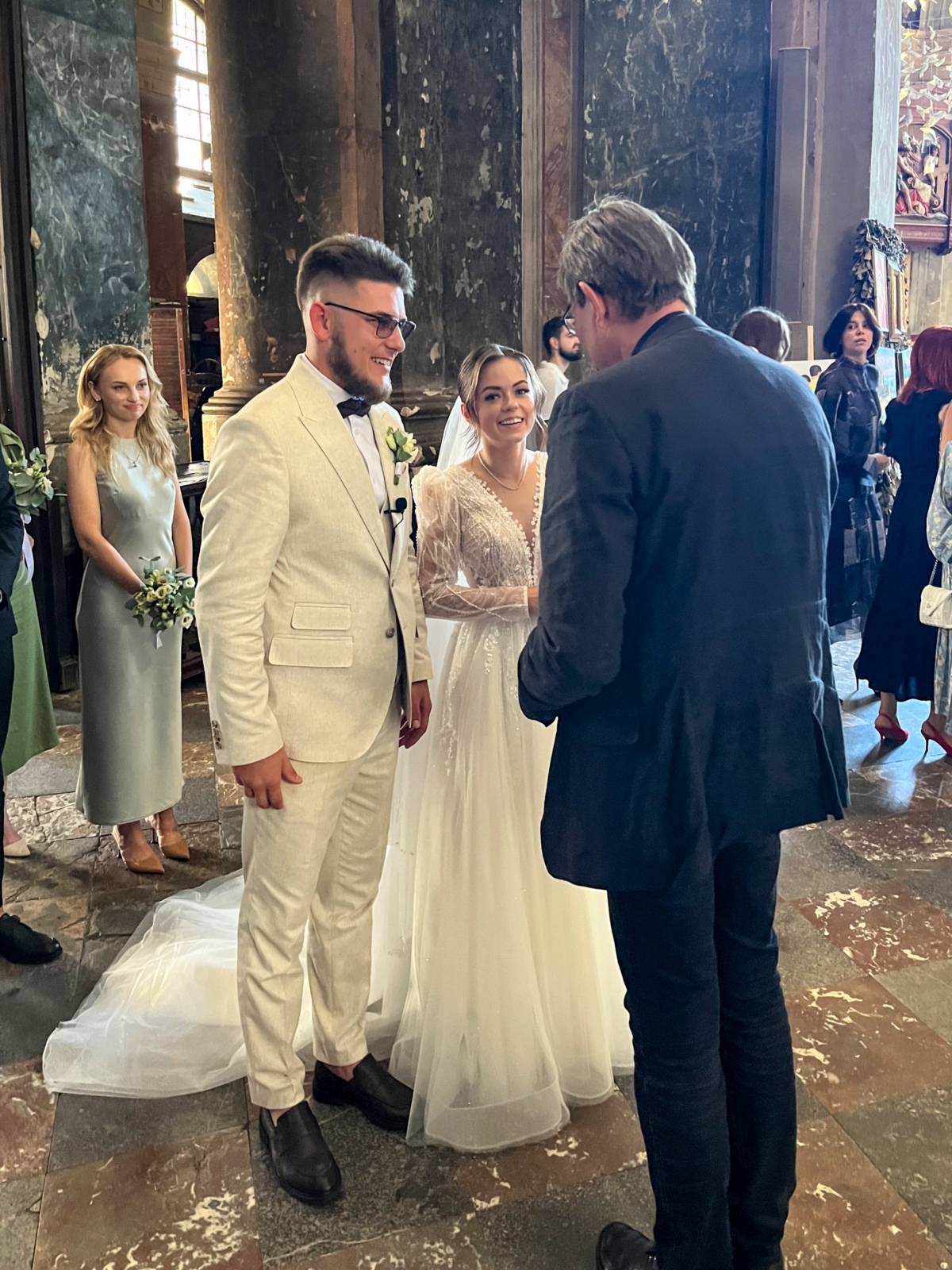 Direkt nach der Trauerfeier kommt dieses Paar in die Kirche, um zu heiraten. Kardinal Woelki spendet ihnen den Segen. (17.08.2024)