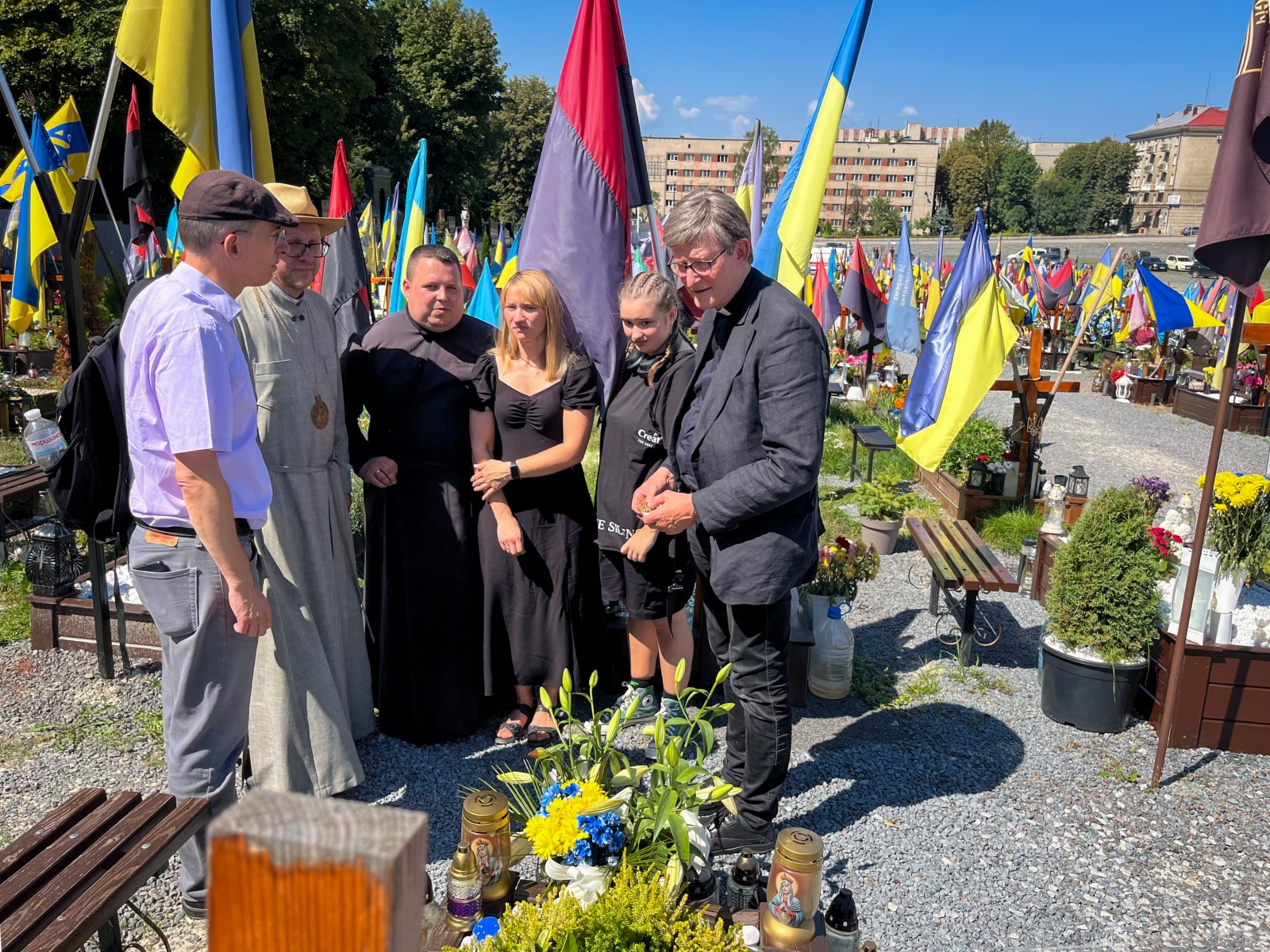Trauerseelsorge auf dem Militärfriedhof in Lwiw. (17.08.2024)