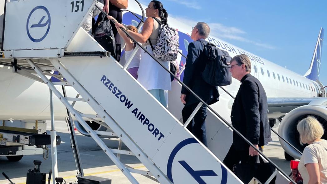 Auf der Rückreise von der Ukraine besteigt Kardinal Woelki im polnischen Rzeszow das Flugzeug. (19.08.2024)