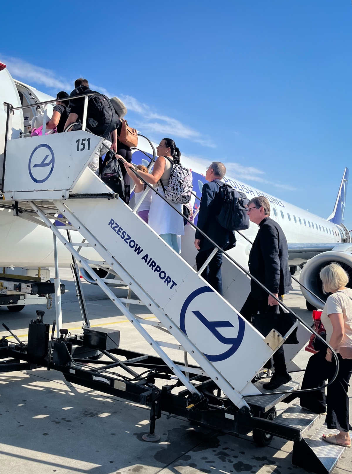 Auf der Rückreise von der Ukraine besteigt Kardinal Woelki im polnischen Rzeszow das Flugzeug. (19.08.2024)