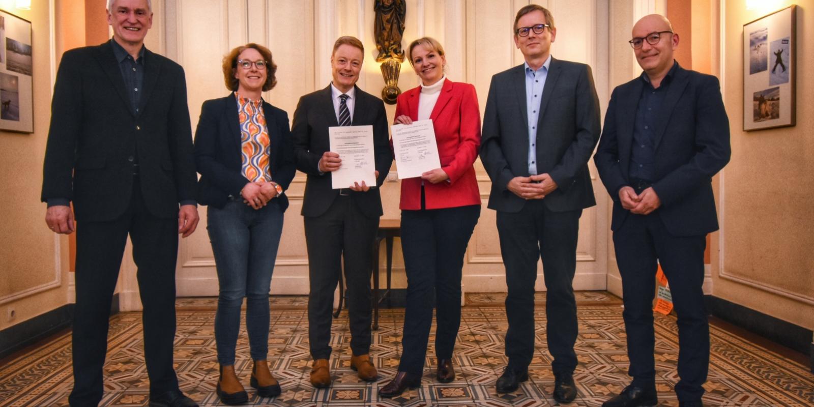 Liebfrauenschule Bonn: Erzbistum Köln und Stadt Bonn unterzeichnen Nutzungsvertrag. 
Absichtserklärung wird umgesetzt.

Von links: Hubert Zelmanski, Leiter des Schulamtes der Stadt Bonn, Annika Rüter, Schulleiterin der Liebfrauenschule, Thomas Pitsch, Bereichsleiter Schule und Hochschule im Erzbistum Köln, Christina Becker, stellvertretende Betriebsleiterin des Städtischen Gebäudemanagements, Manfred Theis, Schulleiter des Clara-Schumann-Gymnasiums, Thomas Kaut, Geschäftsbereichsleiter Kaufmännische Funktion und Immobilienmanagement.