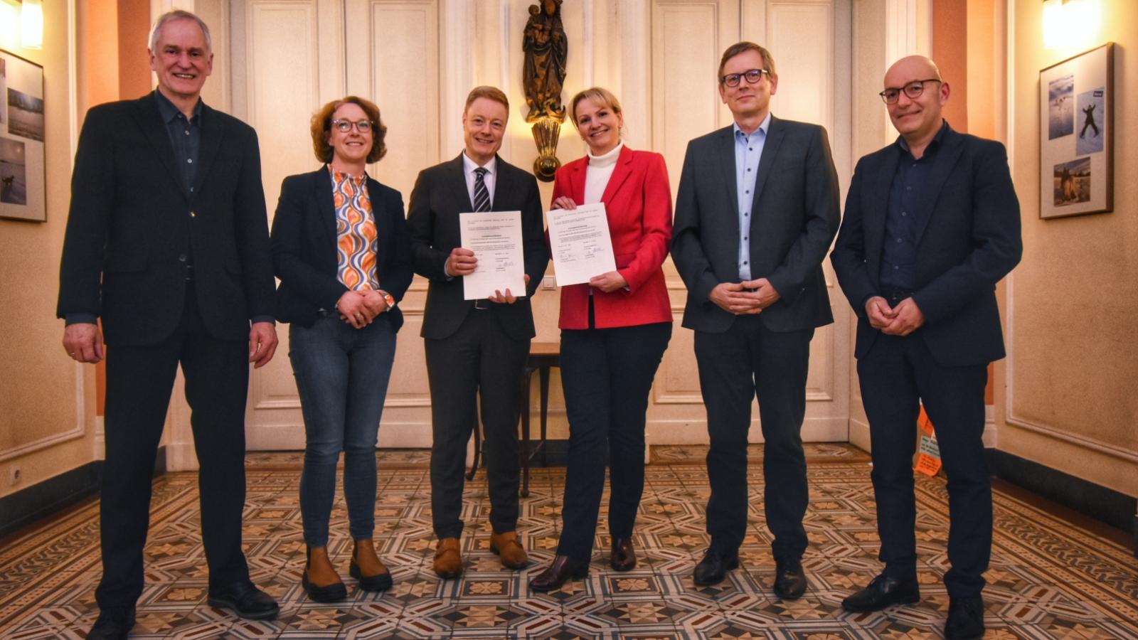 Liebfrauenschule Bonn: Erzbistum Köln und Stadt Bonn unterzeichnen Nutzungsvertrag. 
Absichtserklärung wird umgesetzt.

Von links: Hubert Zelmanski, Leiter des Schulamtes der Stadt Bonn, Annika Rüter, Schulleiterin der Liebfrauenschule, Thomas Pitsch, Bereichsleiter Schule und Hochschule im Erzbistum Köln, Christina Becker, stellvertretende Betriebsleiterin des Städtischen Gebäudemanagements, Manfred Theis, Schulleiter des Clara-Schumann-Gymnasiums, Thomas Kaut, Geschäftsbereichsleiter Kaufmännische Funktion und Immobilienmanagement.