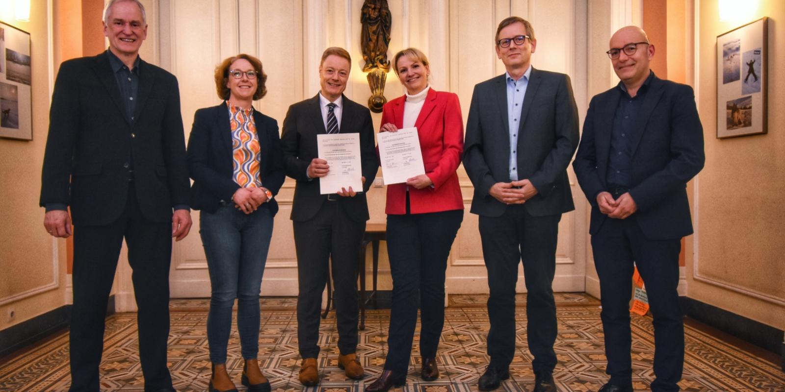 Liebfrauenschule Bonn: Erzbistum Köln und Stadt Bonn unterzeichnen Nutzungsvertrag Liebfrauenschule Bonn: Erzbistum Köln und Stadt Bonn unterzeichnen Nutzungsvertrag.
Absichtserklärung wird umgesetzt.
Von links: Hubert Zelmanski, Leiter des Schulamtes der Stadt Bonn, Annika Rüter, Schulleiterin der Liebfrauenschule, Thomas Pitsch, Bereichsleiter Schule und Hochschule im Erzbistum Köln, Christina Becker, stellvertretende Betriebsleiterin des Städtischen Gebäudemanagements, Manfred Theis, Schulleiter des Clara-Schumann-Gymnasiums, Thomas Kaut, Geschäftsbereichsleiter Kaufmännische Funktion und Immobilienmanagement.