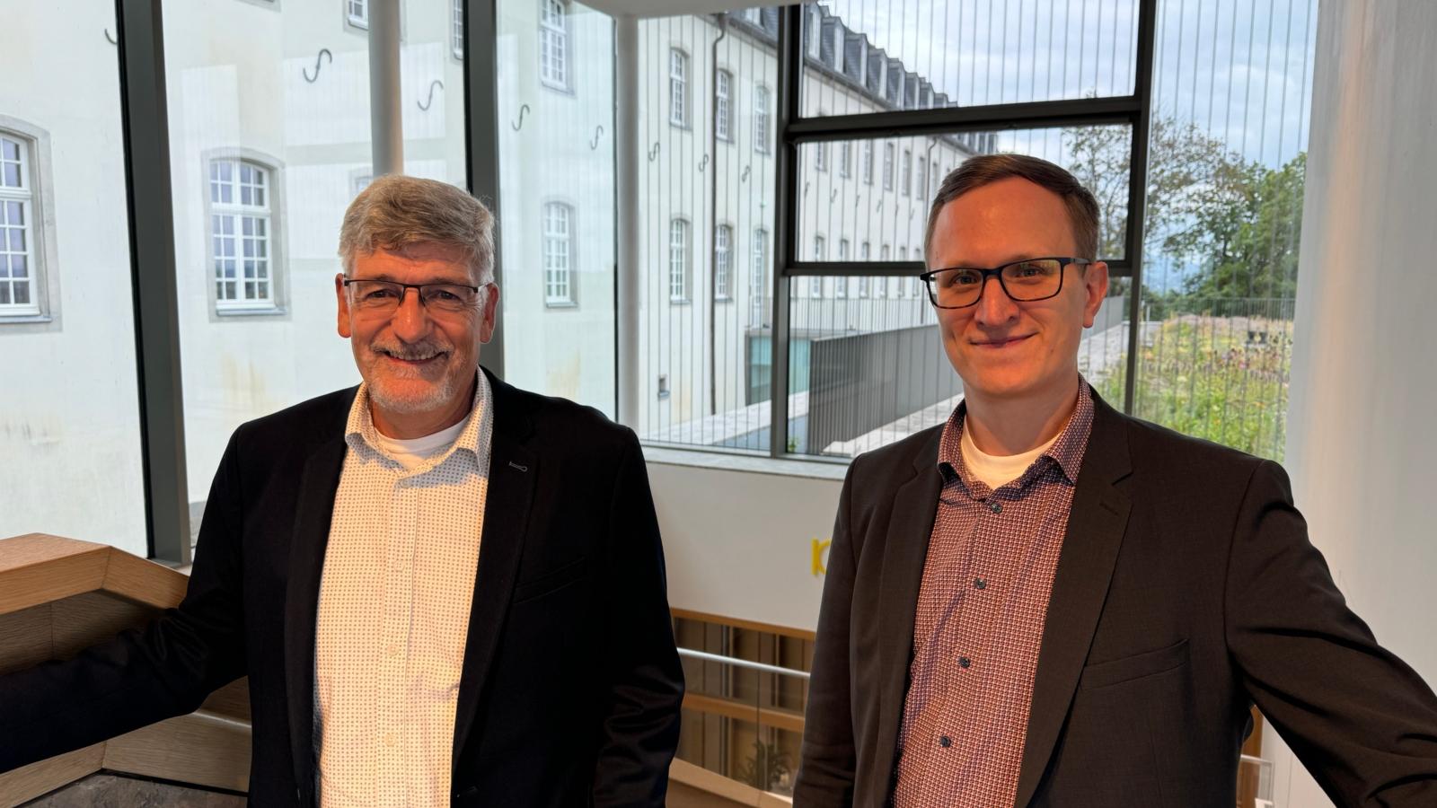 Wechsel in der KSI-Direktion: André Schröder (re) übernimmt kommissarisch für Prof. Dr. Ralph Bergold (li) KSI-Direktor Prof. Dr. Ralph Bergold (links) geht zum 16.9.2024 in den Ruhestand. Kommissarischer Direktor des Katholisch-Sozialen Instituts wird André Schröder.