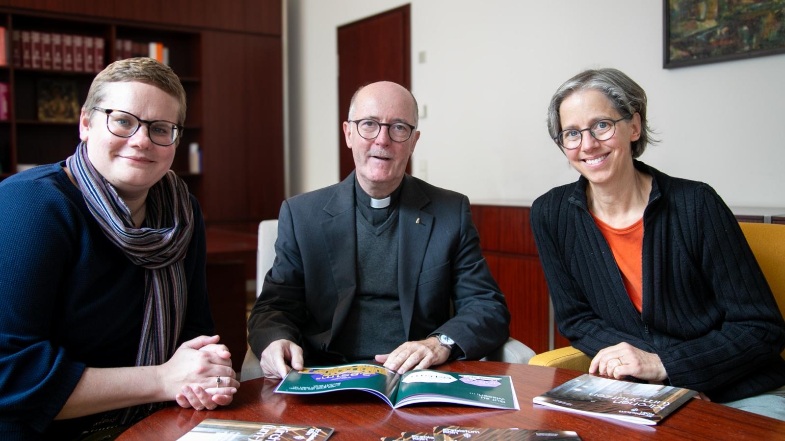 v.l.: Dr. Anna Pawlik (Erzdiözesankonservatorin), Generalvikar Msgr. Guido Assmann und Katherin Bollenbeck (Bereichsleiterin Bau & Nachhaltigkeit) freuen sich über die neue Arbeitshilfe 'Kirchen (um-)nutzen'