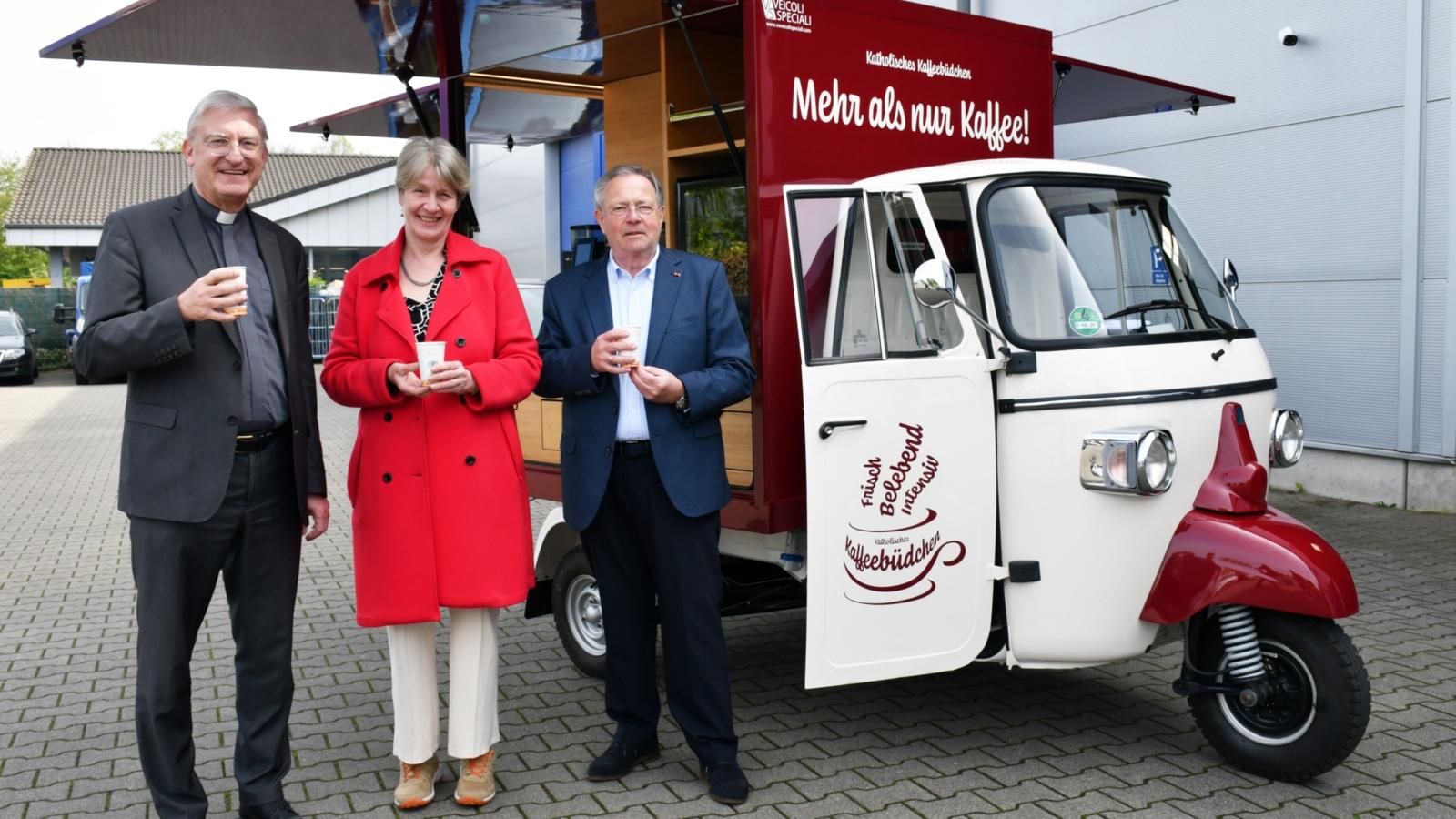 (v.l.n.r.): Stadtdechant Frank Heidkamp, Geschäftsführerin Beate Plenkers-Schneider und Karl-Heinz Blum, Geschäftsführer der Blum Vending KG