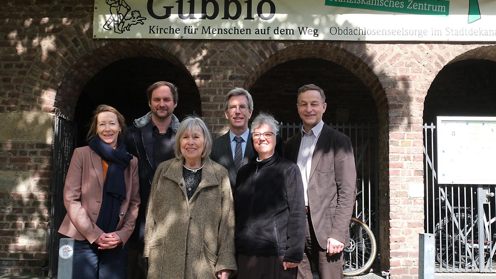 Die Vertreterinnen und Vertreter der Pace e Bene-Stiftung und der Bethe-Stiftung (von links): Dr. Kirsten Lange-Wittmann (Stifterrat Pace e Bene-Stiftung), Florian Bethe (Vorstand Bethe-Stiftung), Roswitha Bethe (Vorstand Bethe-Stiftung), Dr. Philipp Wittmann (Stifterrat Pace e Bene-Stiftung), Schwester Christina Klein OSF (Stifterrat Pace e Bene-Stiftung), Rudger von Plettenberg (Stifterrat Pace e Bene-Stiftung). Foto: © Robert Boecker