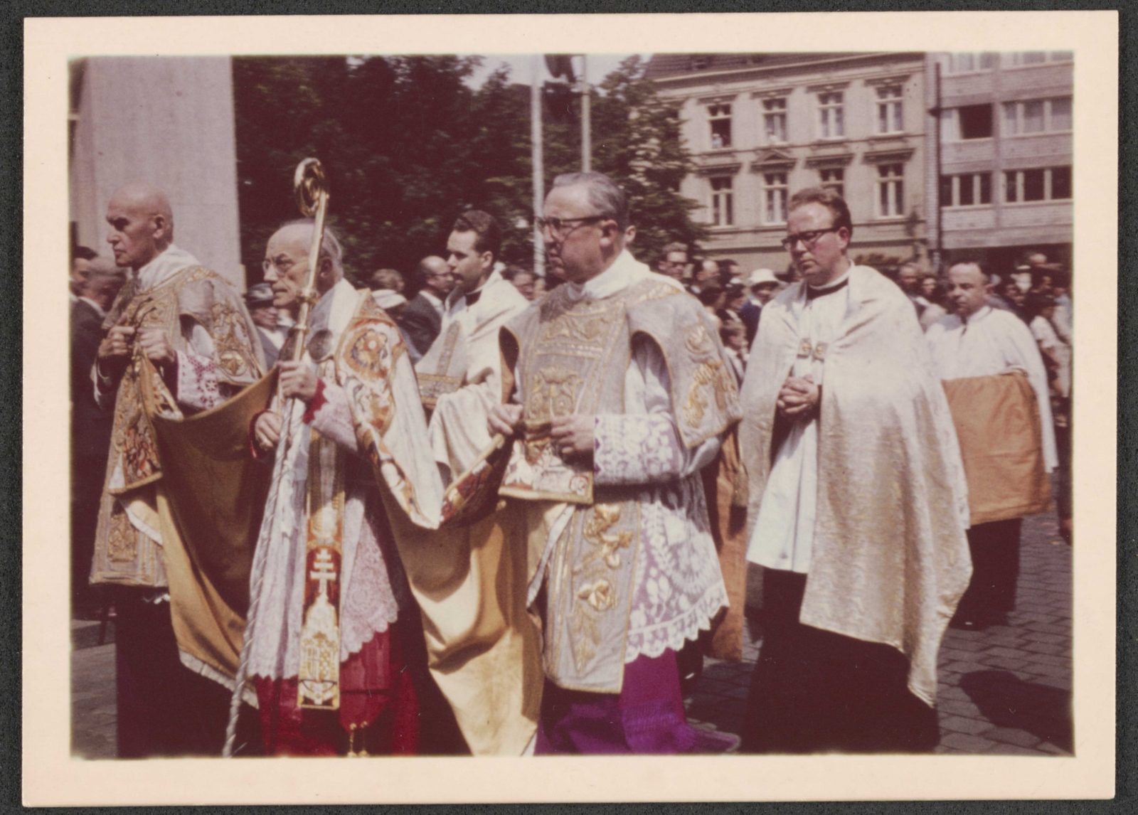 Fronleichnamsprozession in Köln, 1960; Wilhelm Corsten zur Linken von Josef Frings.