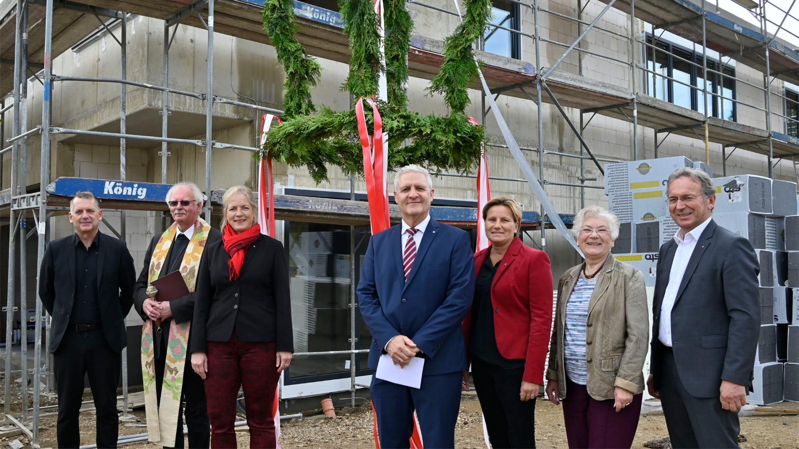 Feierten gemeinsam Richtfest (von links): Prof. Dr. Michael Abels, Planung-Statik-Bauphysik, Kreisdechant Monsignore Achim Brennecke, Dr. Petra Rixgens, Vorstandsvorsitzende Caritas Rhein-Erft, Andreas Comaccio, Verwaltungsdezernent Kerpen, Joanna Schampera, Schulleitung, Sibilla Simons, Ortsvorsteherin, und Peter Altmayer, Vorstandsmitglied Caritas Rhein-Erft.