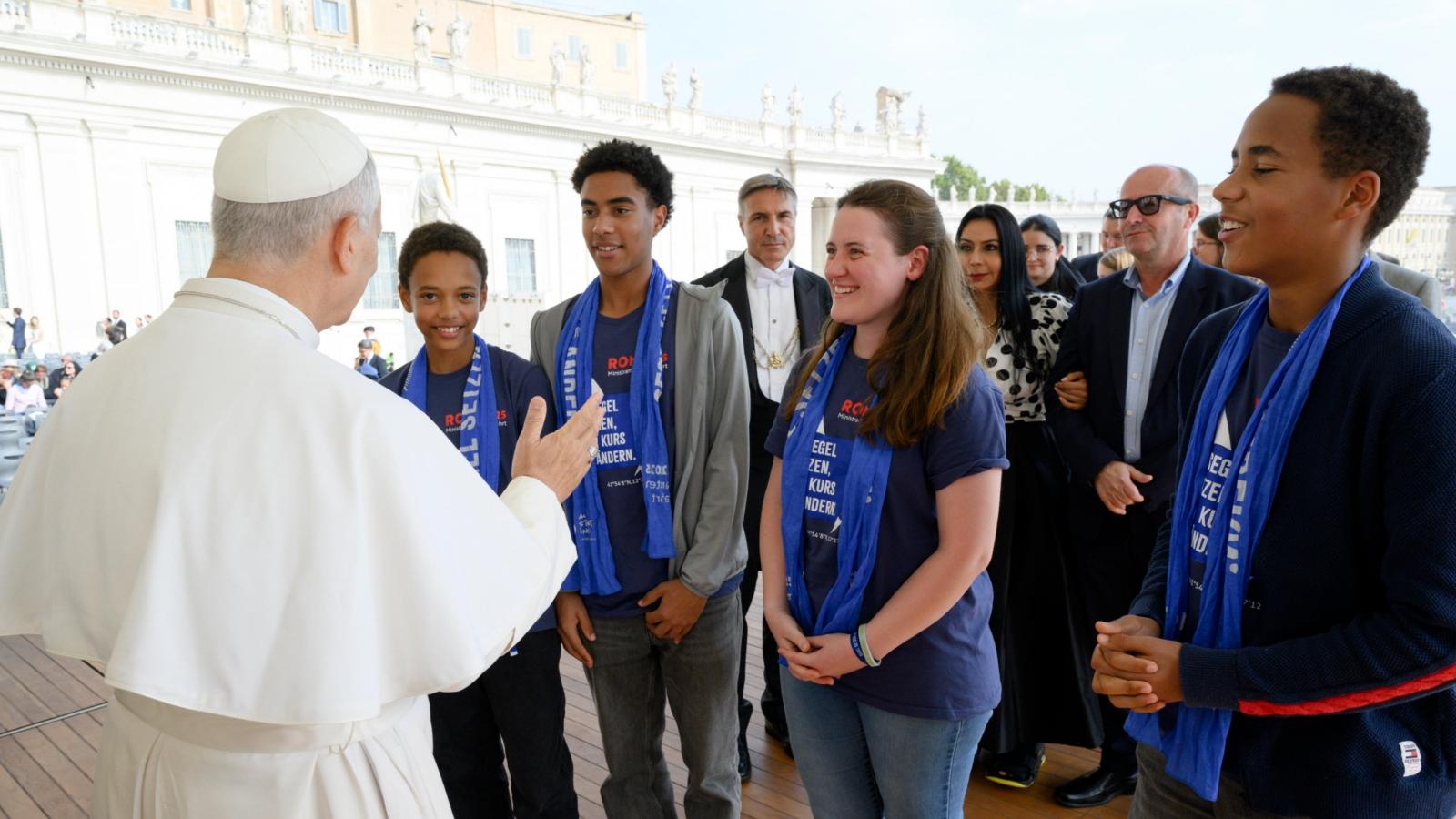 Papst Leo begrüßt vier Ministranten aus dem Erzbistum Köln während der Ministrantenwallfahrt