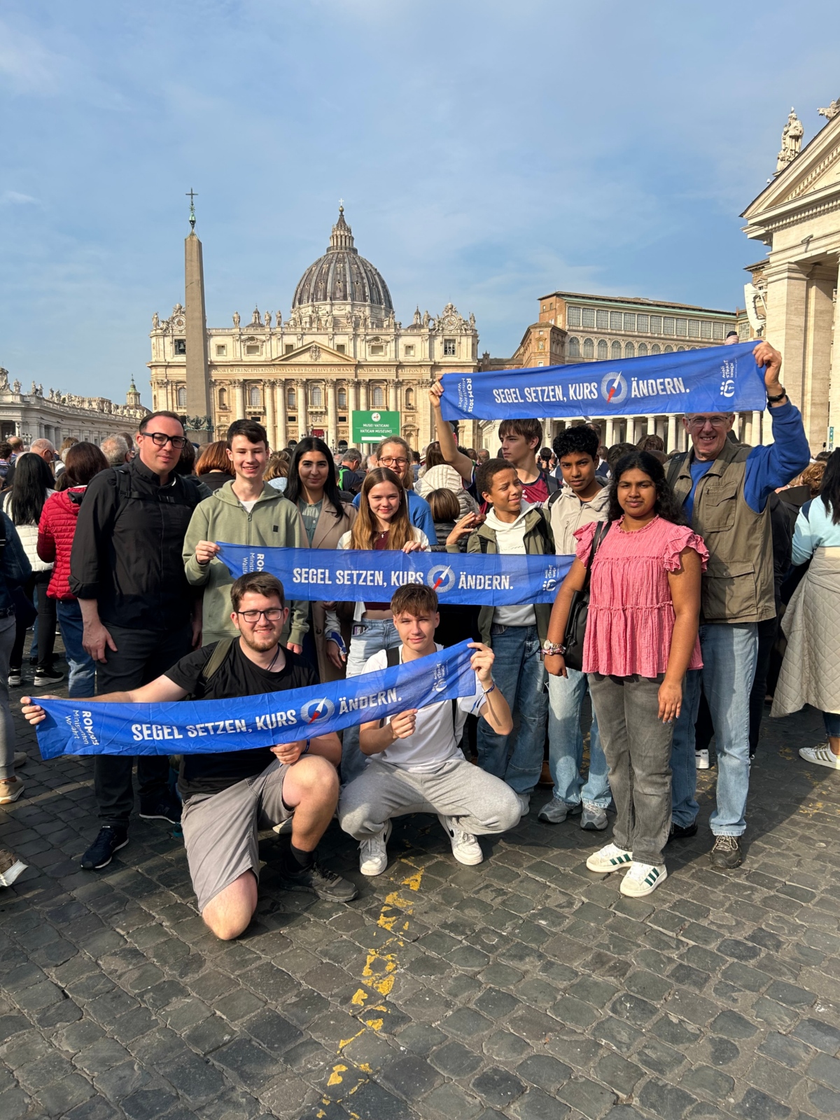 Gruppenfoto von Ministranten der katholischen Pfarrgemeinde St. Mauritius und Clemens in Köln Mülheim
