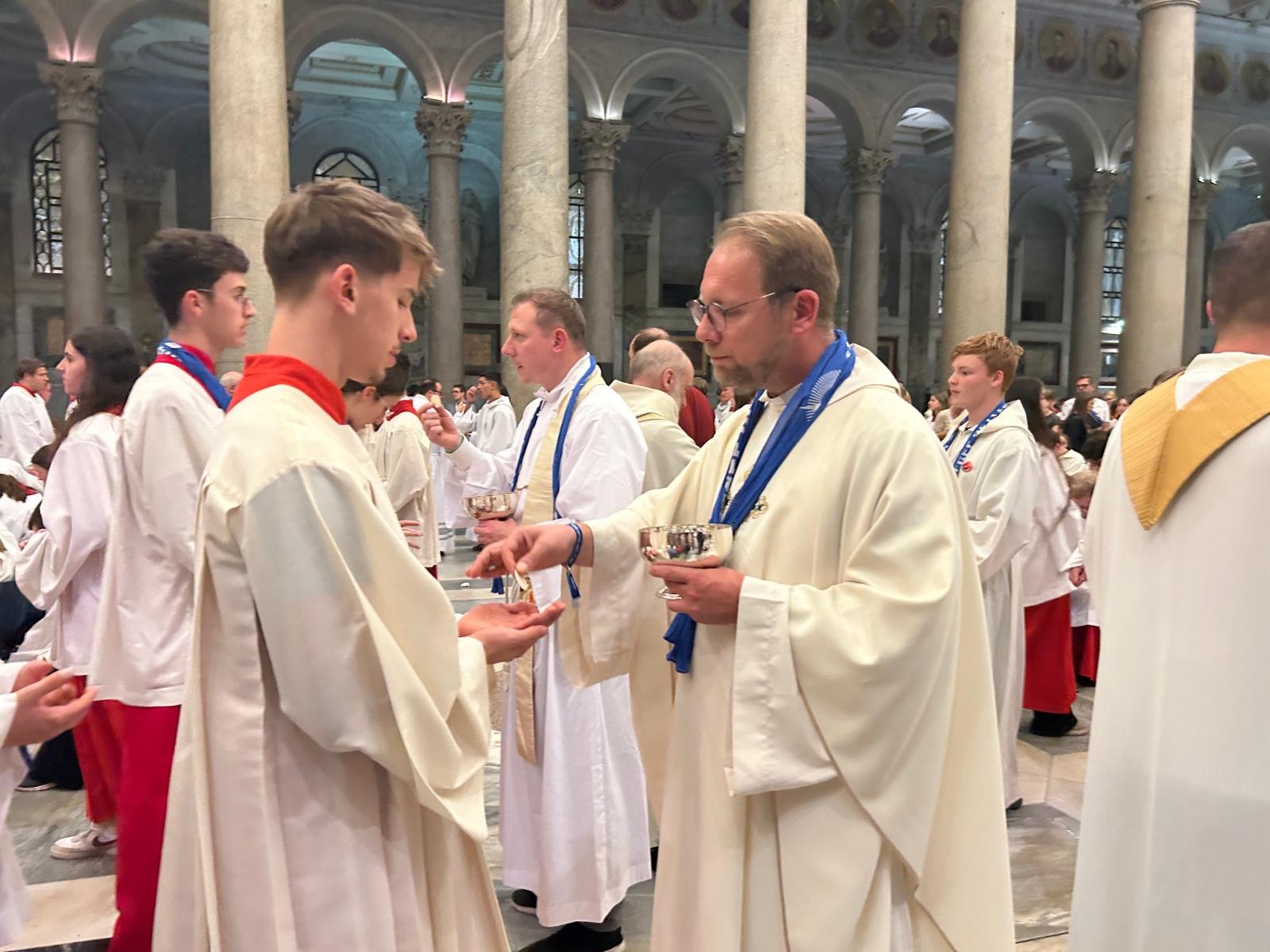 Jugendseelsorger Tobias Schwaderlapp zelebrierte gemeinsam mit Weihbischof Steinhäuser Foto vom Abschlussgottesdienst in Rom