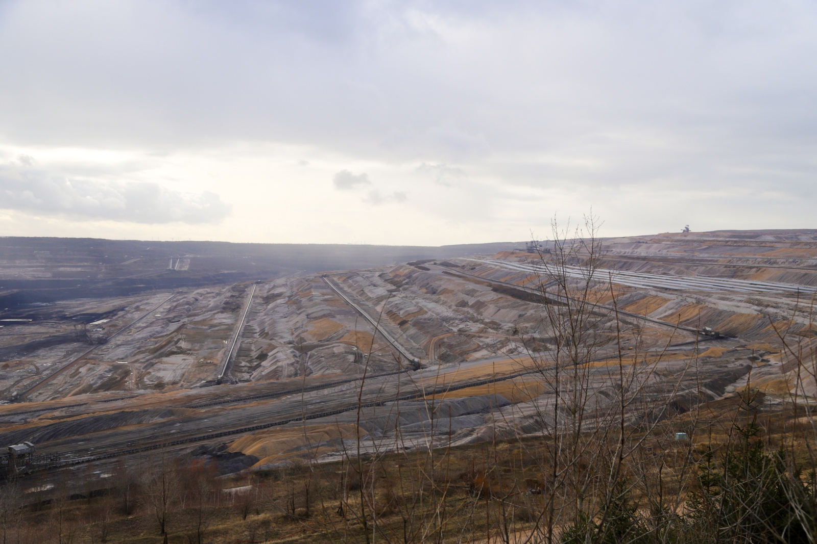 Weihbischof Steinhäuser und Kerpener Gläubige besuchen Tagebau Hambach