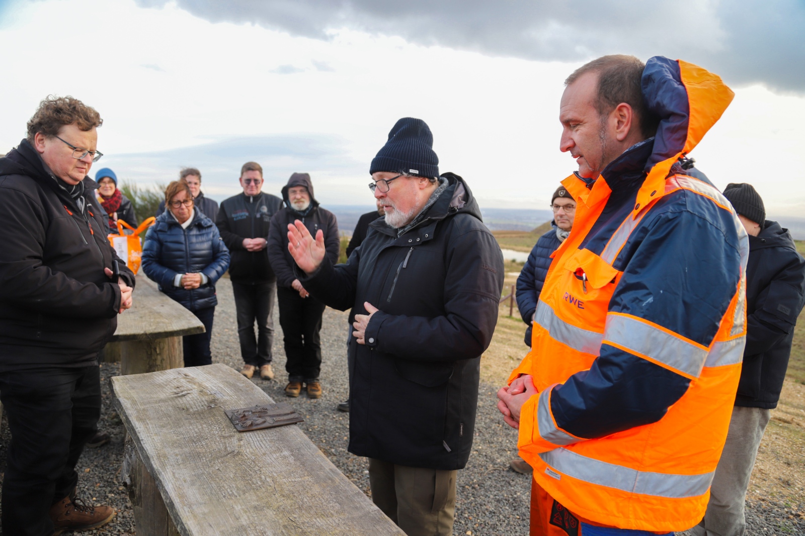 Weihbischof Steinhäuser und Kerpener Gläubige besuchen Tagebau Hambach