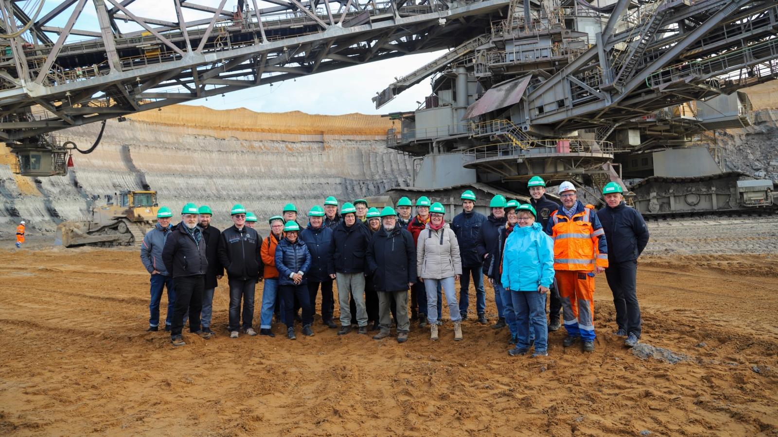 Weihbischof Steinhäuser und Kerpener Gläubige besuchen Tagebau Hambach