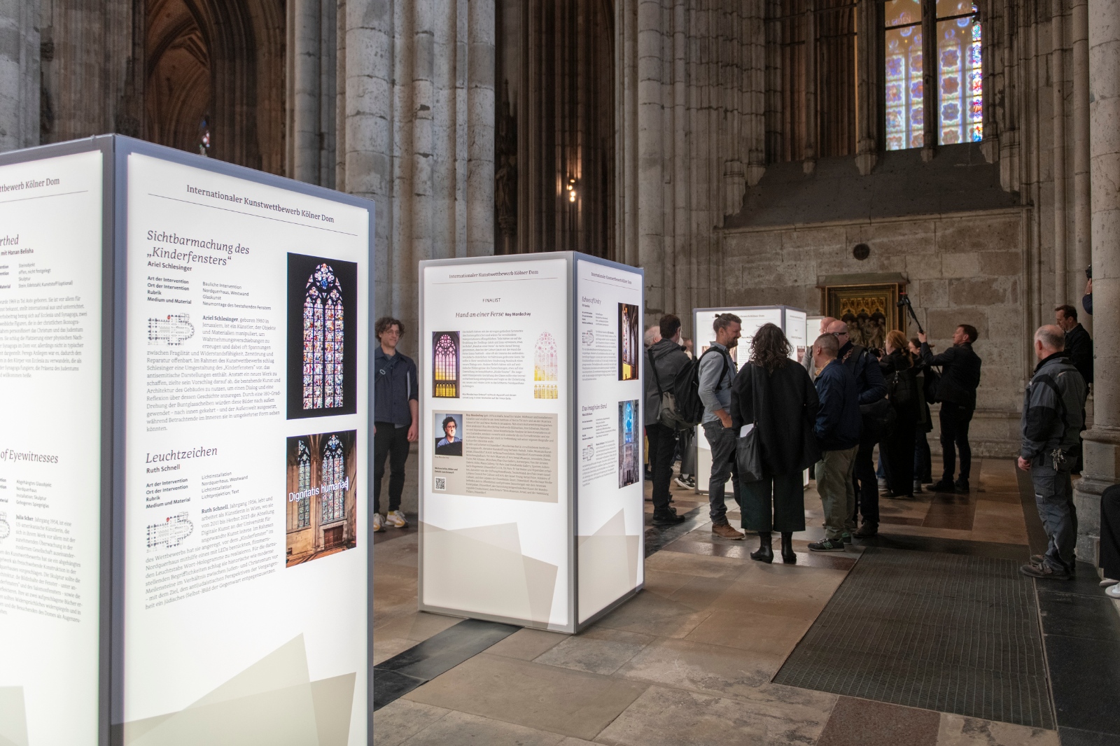 Ausstellungsstelen im Kölner Dom zu den Entwürfen innerhalb des Kunstwettbewerbs