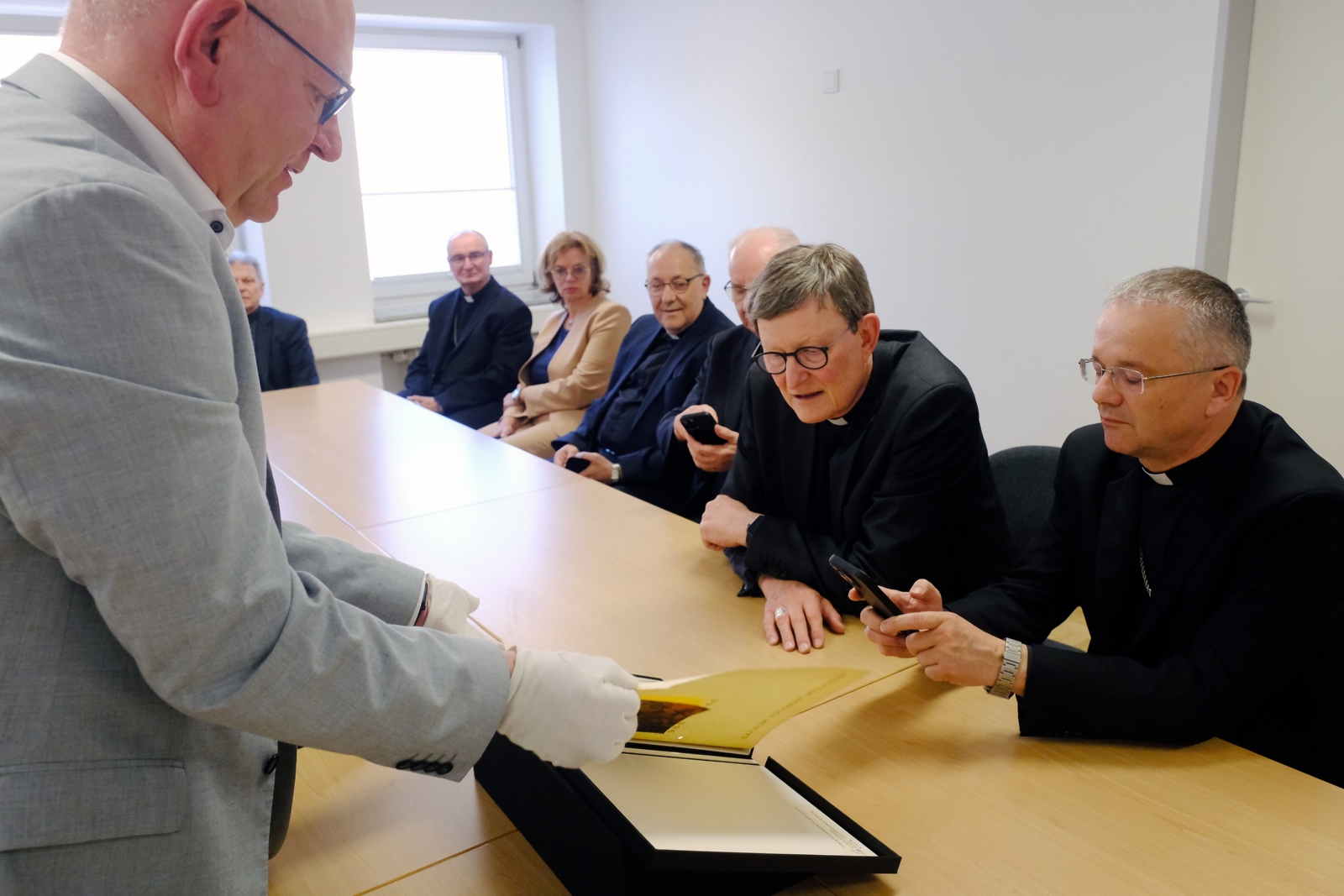 Kontaktgruppe dt.-poln. Bischofskonferenz im Historischen Archiv