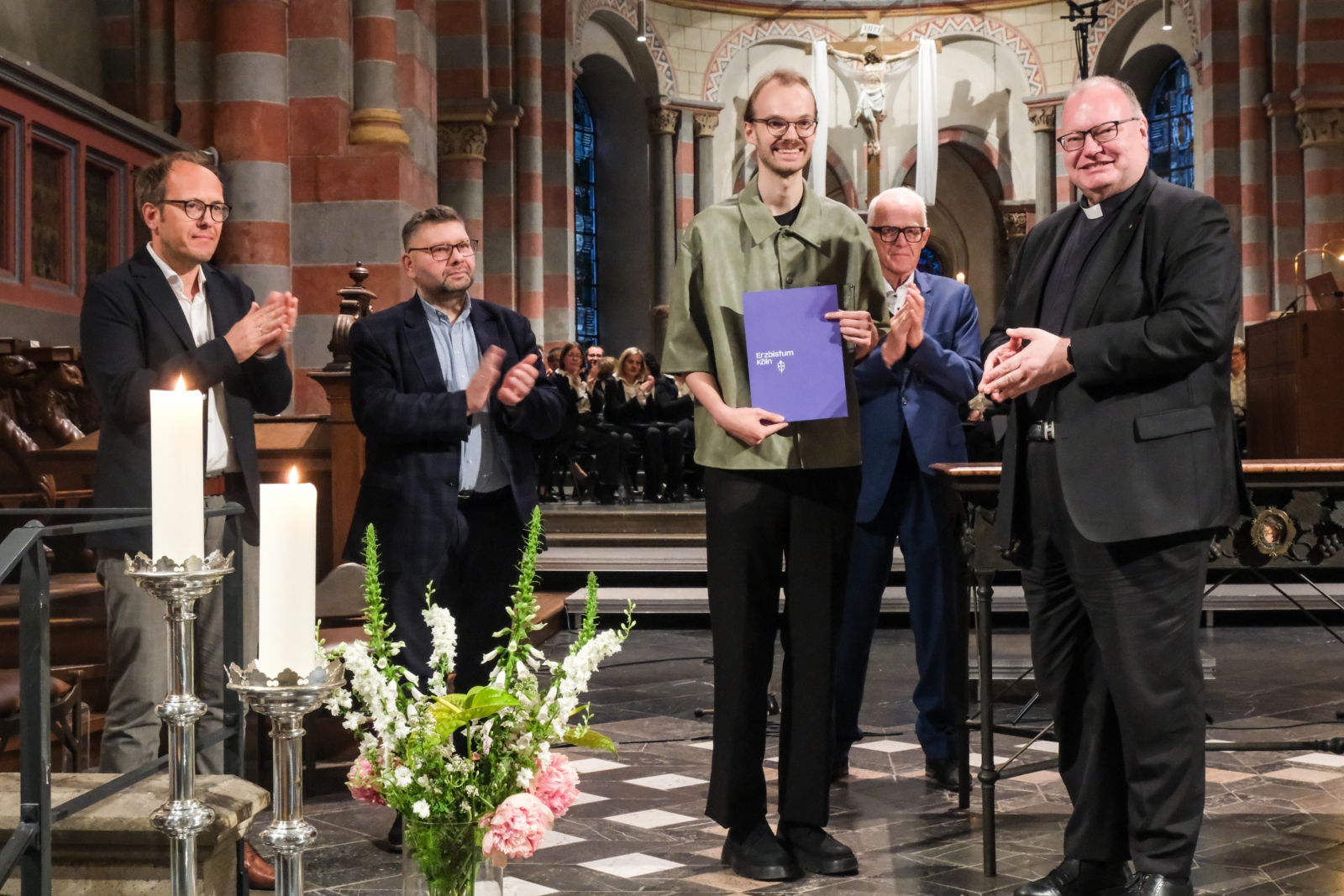 Karolis Dabulskis (Mitte) wurde von Domkapitular Monsignore Markus Bosbach (rechts) mit dem Preis des Erzbischofs von Köln ausgezeichnet. Mit im Bild: der Wettbewerbsleiter Michael Utz, Jurymitglied Prof. Pawel Lukaszewski (von links) sowie Ministerpräsident a. D. Prof. Dr. Jürgen Rüttgers, Vorsitzender des Freundeskreises Abtei Brauweiler.