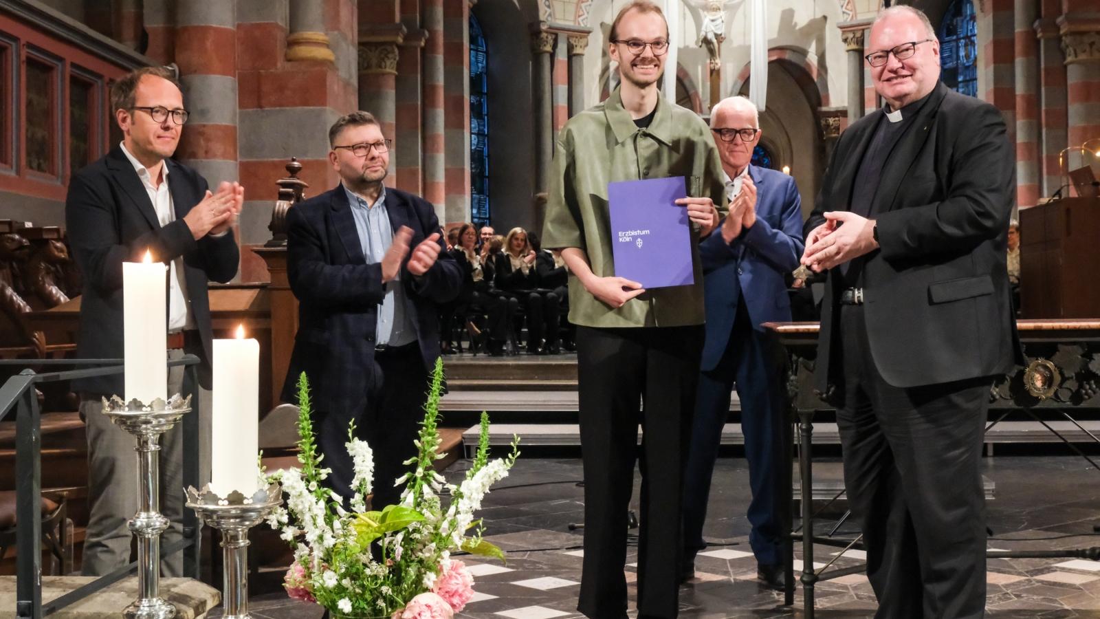 Karolis Dabulskis (Mitte) wurde von Domkapitular Monsignore Markus Bosbach (rechts) mit dem Preis des Erzbischofs von Köln ausgezeichnet. Mit im Bild: der Wettbewerbsleiter Michael Utz, Jurymitglied Prof. Pawel Lukaszewski (von links) sowie Ministerpräsident a. D. Prof. Dr. Jürgen Rüttgers, Vorsitzender des Freundeskreises Abtei Brauweiler.