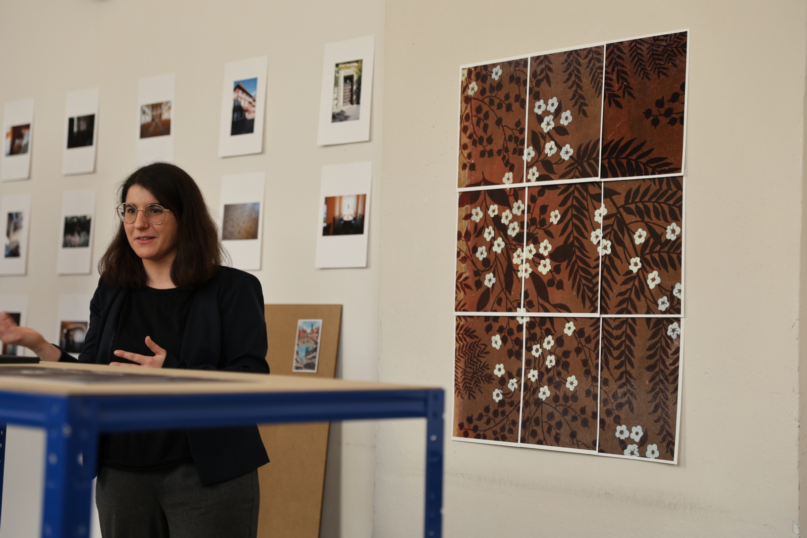 Lucrezia Zanardi erläutert den Aufbau der Ausstellung.