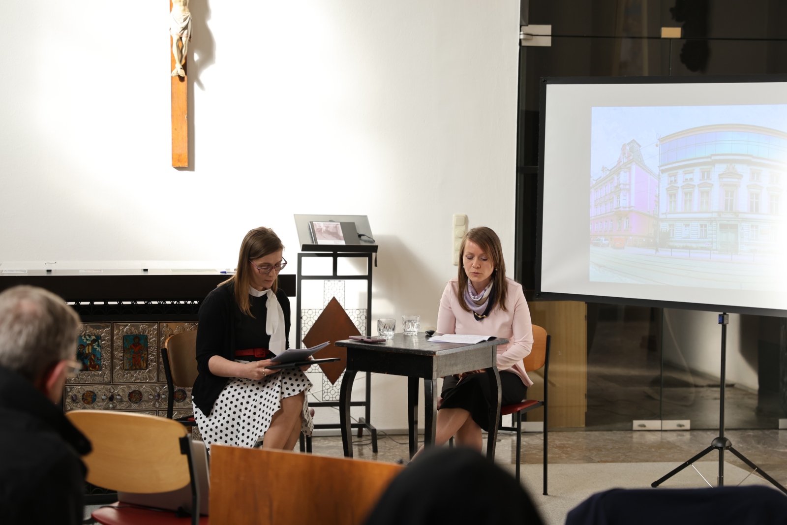 Der Vortrag von Dr. Anna Siemieniec (rechts im Bild) wurde von Dr. Monika Adamczyk-Enriquez (stellv. Leiterin des Archivs) ins Deutsche übertragen.