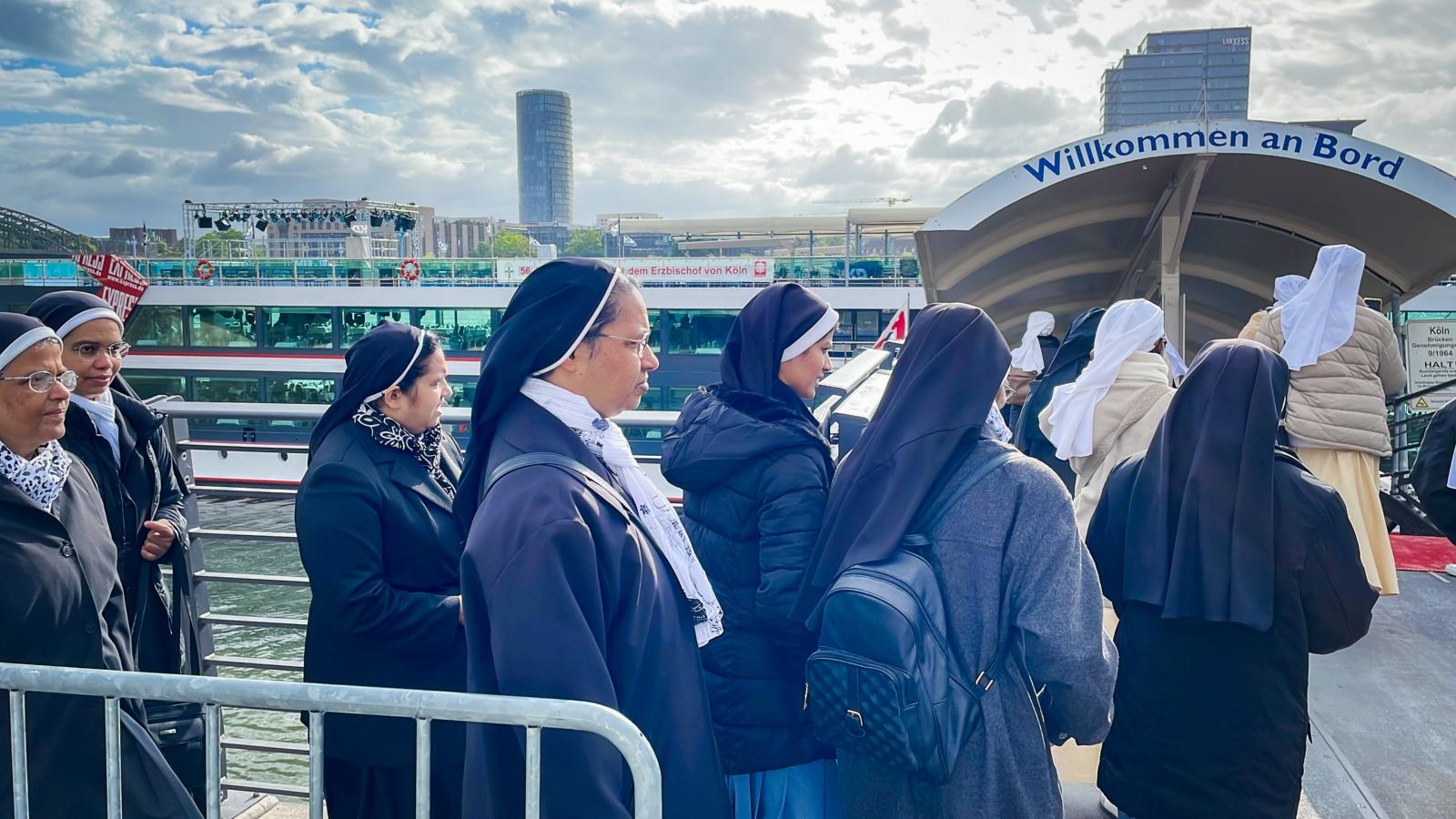 Rheinschifffahrt mit Ordensleuten (Archivbild) Am 26. Mai 2025 ging Kardinal Woelki mit Ordensleuten und pensionierten Mitarbeiterinnen und Mitarbeiter der pastoralen Diensten an Board der MS Rheinfantasie.