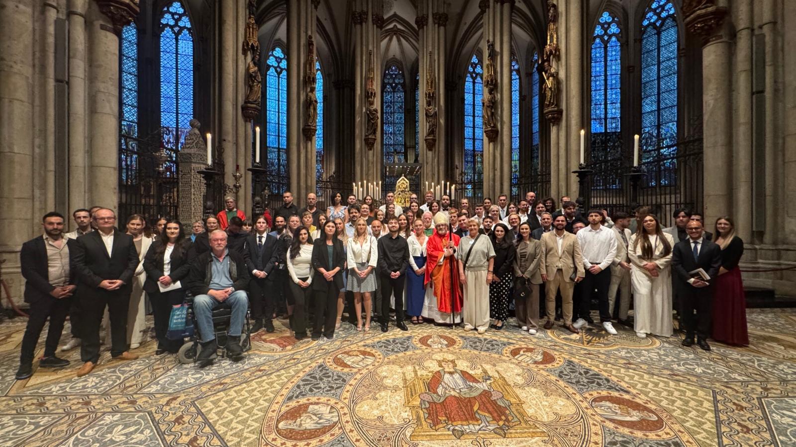 Erwachsenenfirmung durch Weihbischof Steinhäuser am 8. Juni im Kölner Dom.