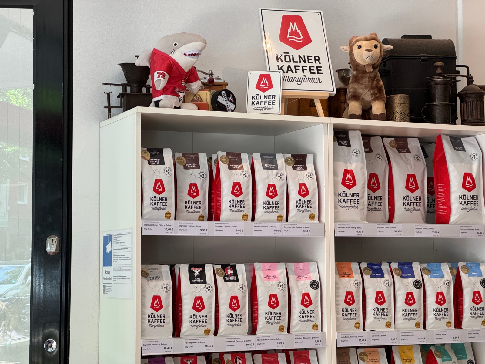 Weihbischof Rolf Steinhäuser hat am 28. Mai 2025 die Kölner Kaffeemanufaktur besucht