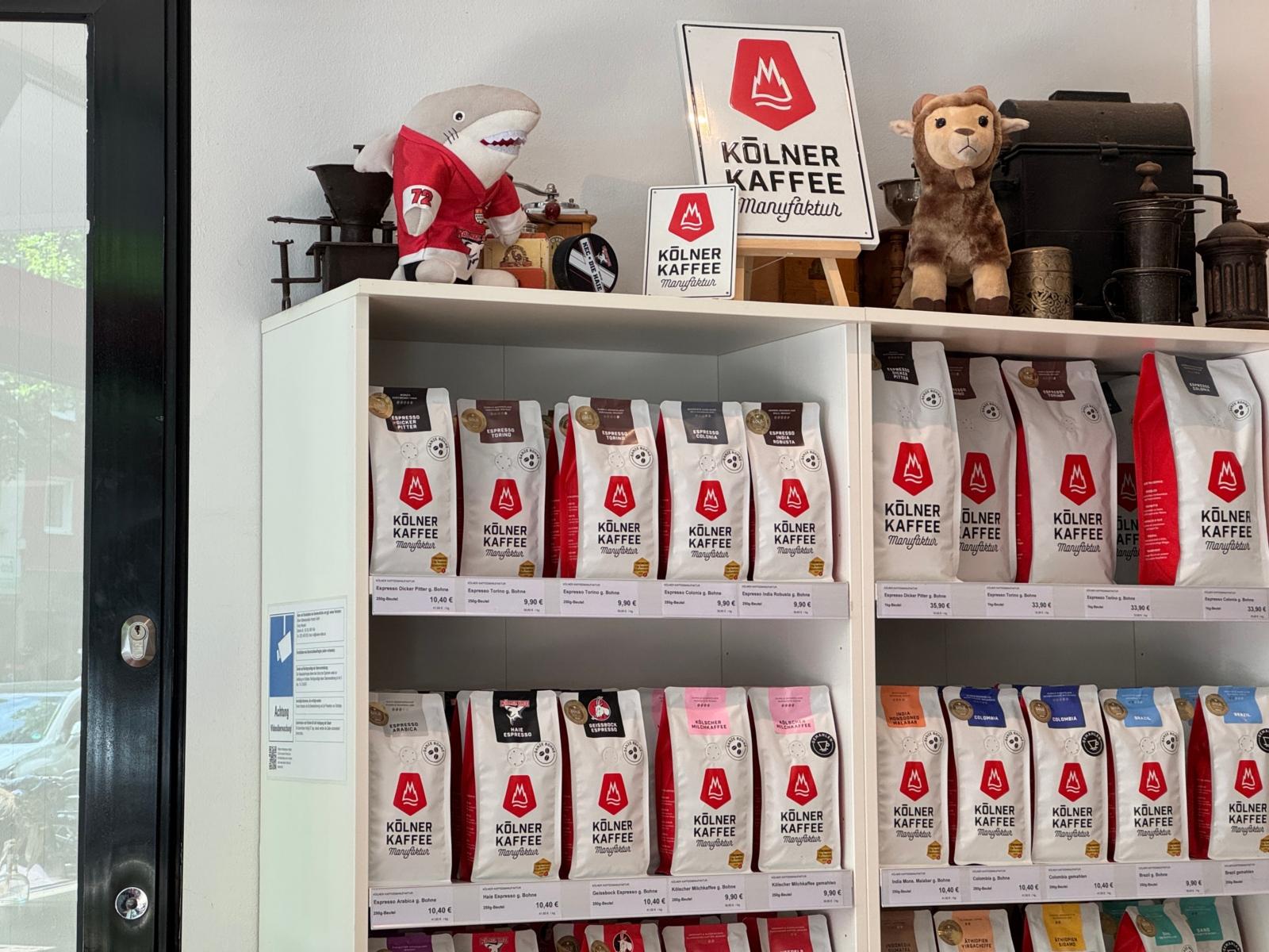 Weihbischof Rolf Steinhäuser hat am 28. Mai 2025 die Kölner Kaffeemanufaktur besucht