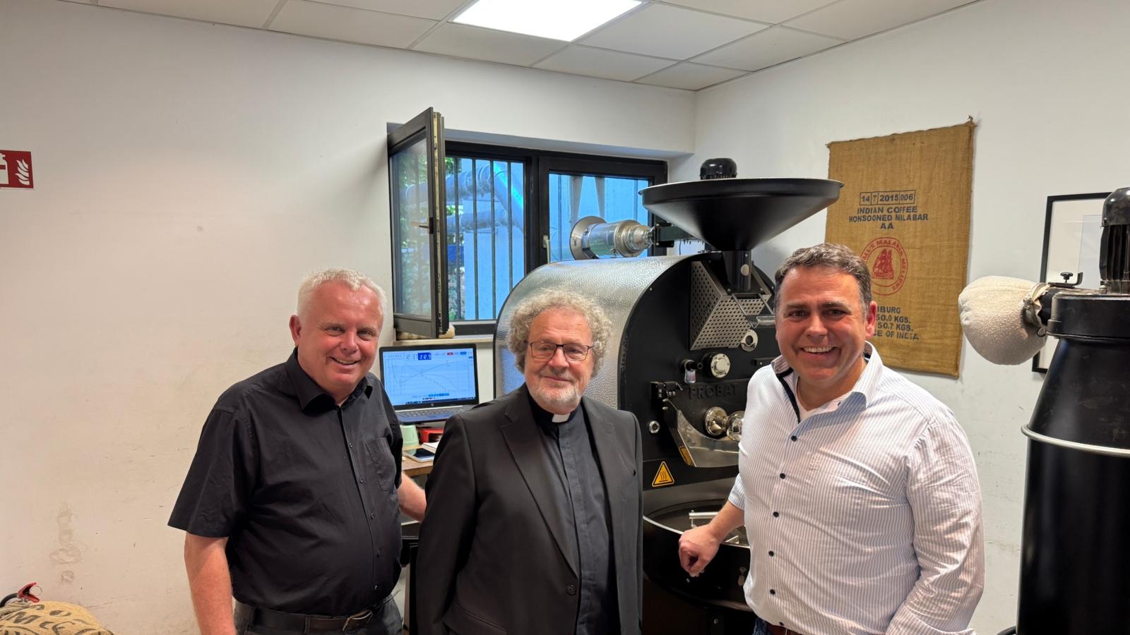 Weihbischof Rolf Steinhäuser hat am 28. Mai 2025 die Kölner Kaffeemanufaktur besucht