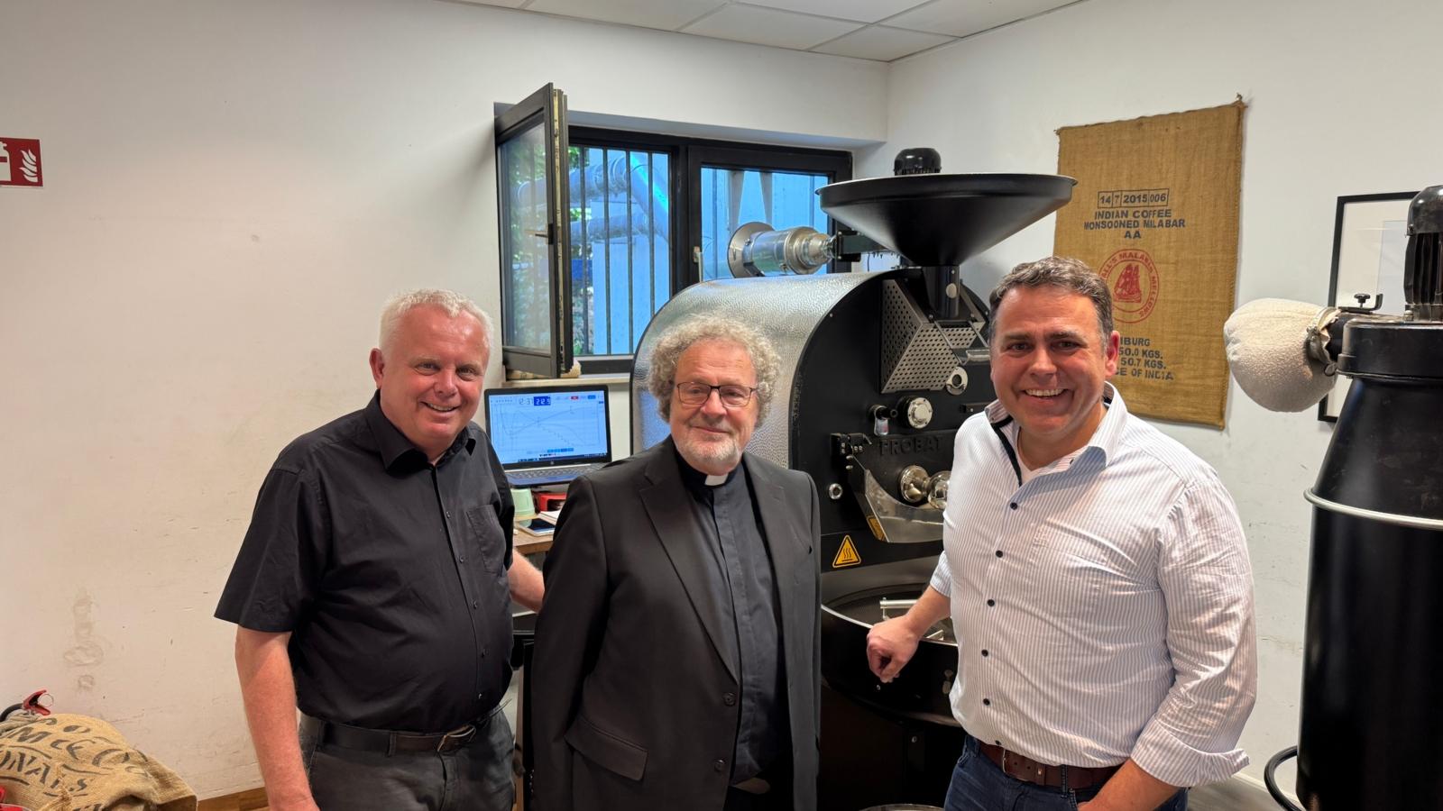 Weihbischof Rolf Steinhäuser hat am 28. Mai 2025 die Kölner Kaffeemanufaktur besucht