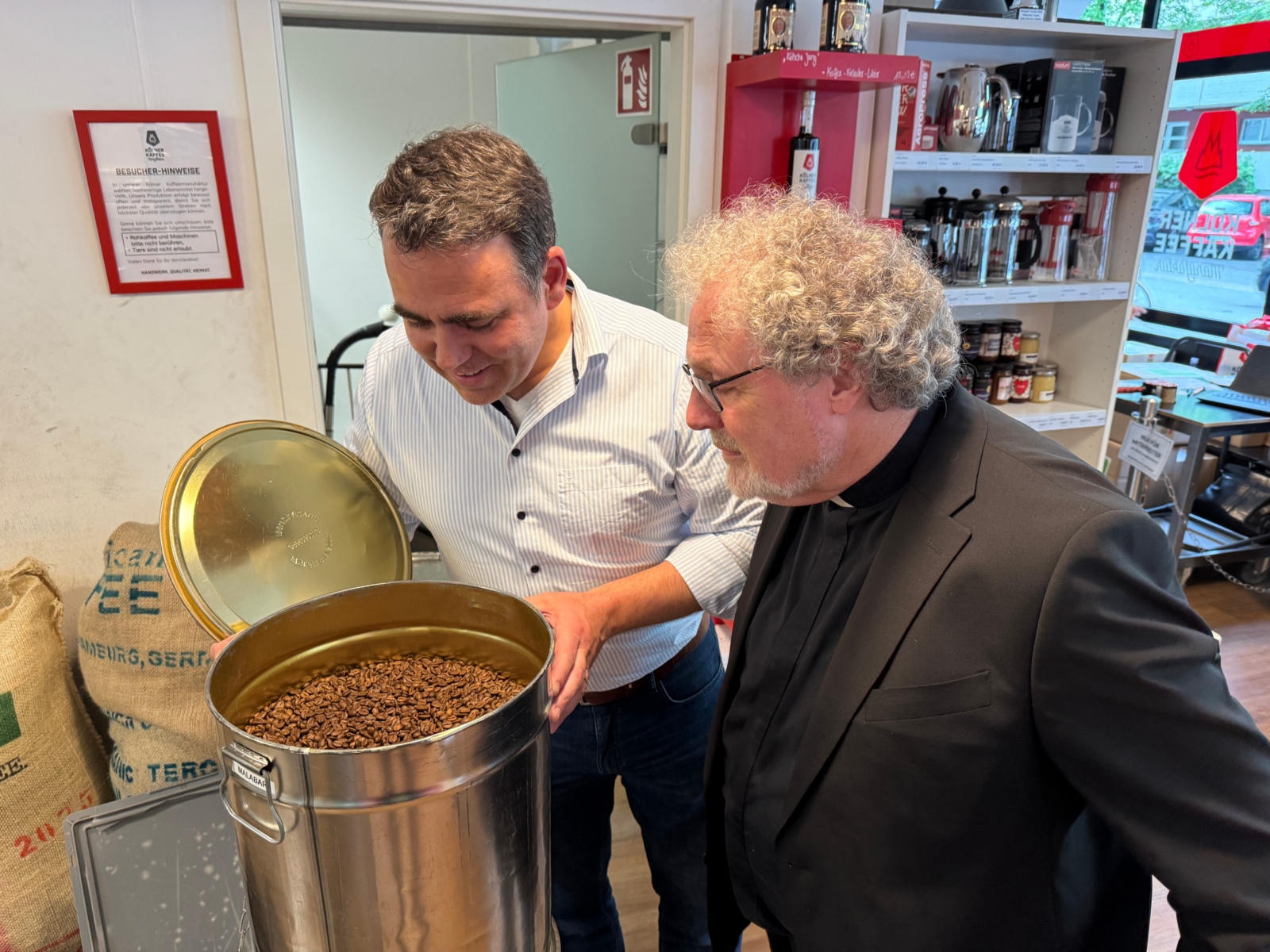 Weihbischof Rolf Steinhäuser hat am 28. Mai 2025 die Kölner Kaffeemanufaktur besucht