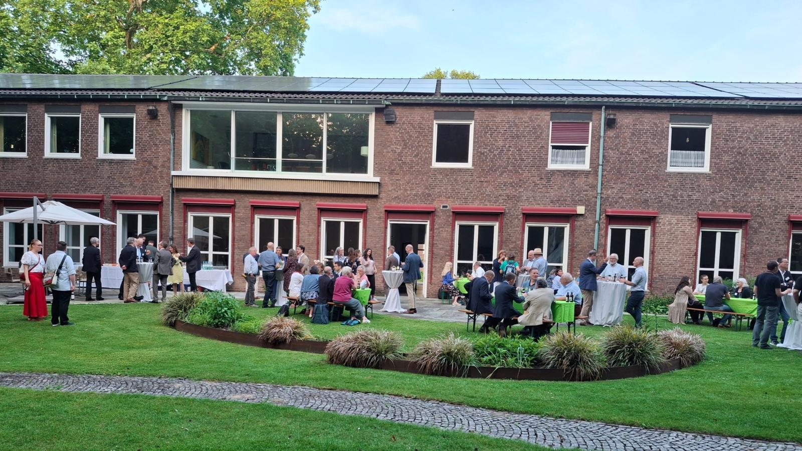 Treffen im Erzbischöflichen Garten Kardinal Woelki lädt DPR Nichtgeloste ein (Andacht, Talk und Get-Together)