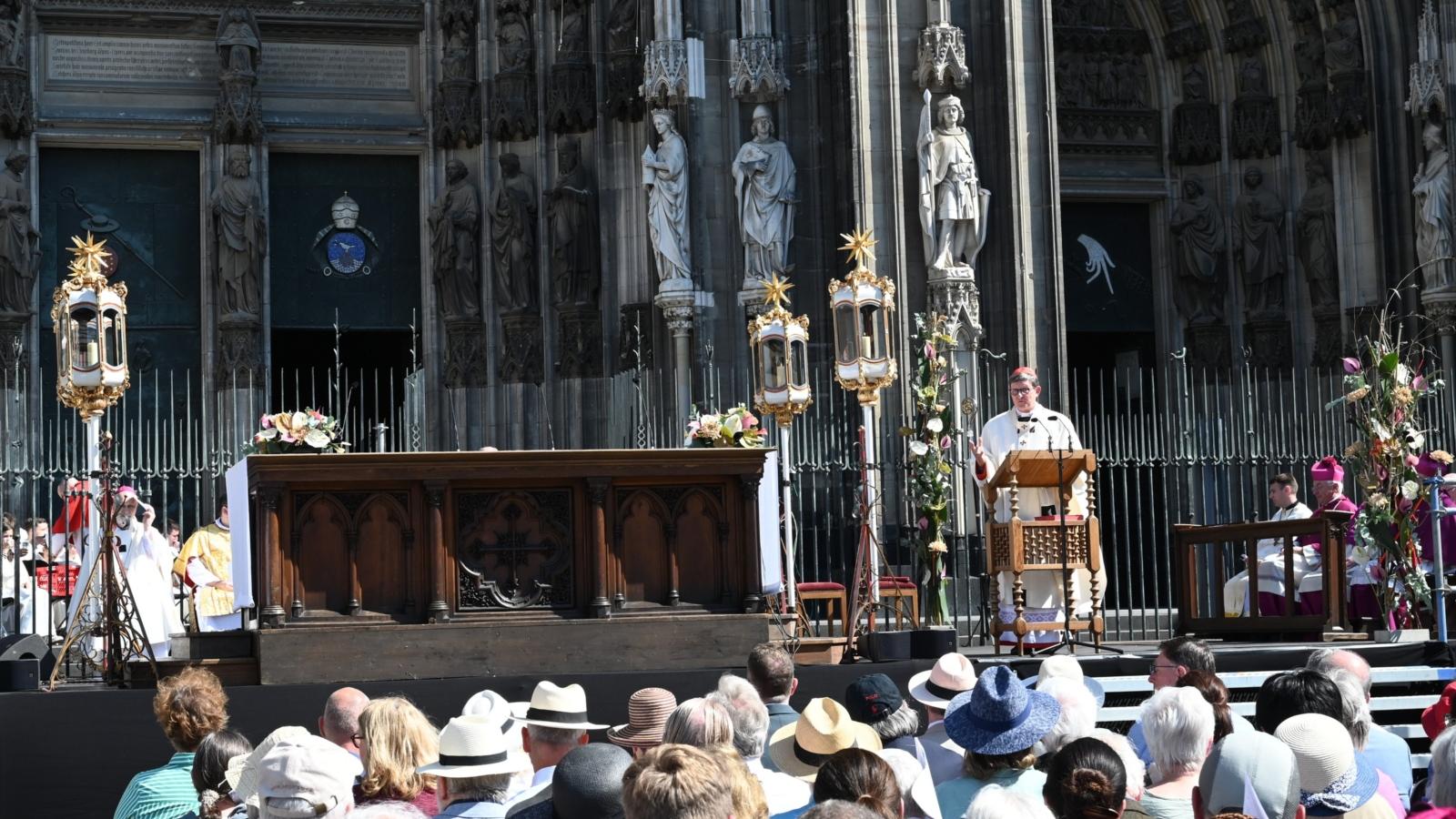 Fronleichnam 2025: Pontifikalamt auf dem Roncalliplatz