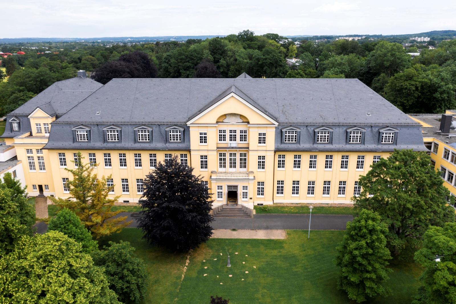Ein Foto zeigt das Sankt Adelheid Gymnasium aus der Vogelperspektive.