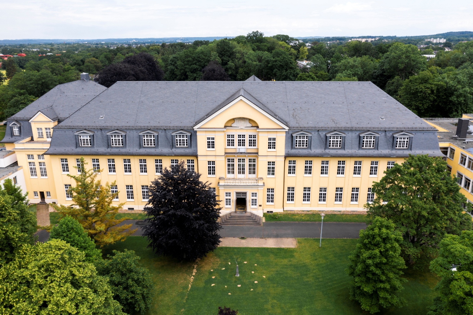 Ein Foto zeigt das Sankt Adelheid Gymnasium aus der Vogelperspektive.