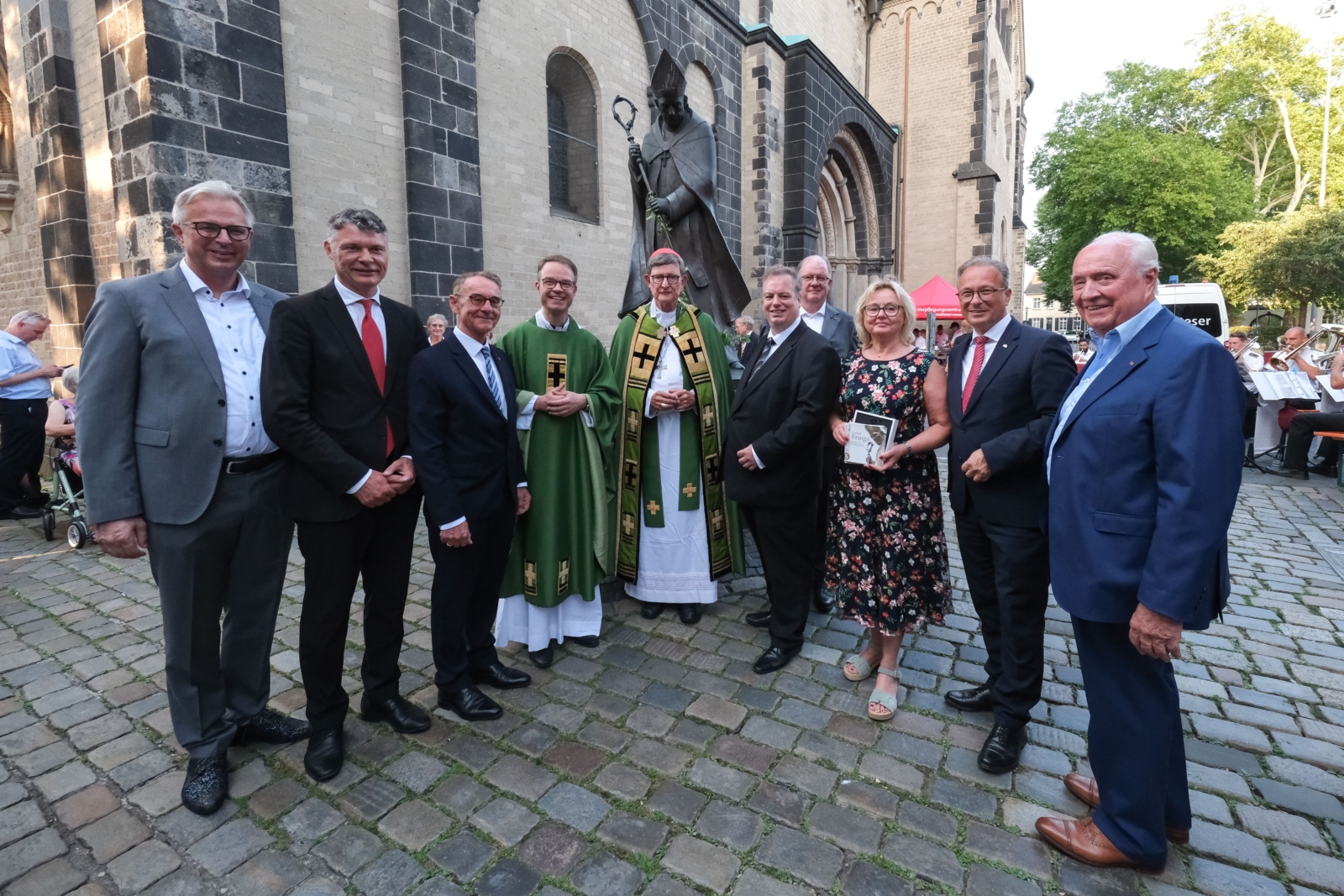 Gruppenbild mit den Beteiligten der Kardinal-Frings-Gesellschaft und dem Neusser Oberbürgermeister Reiner Breuer (3. v.l.).
