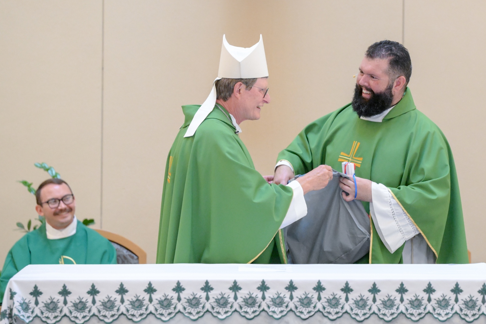 Pastoralbesuch von Kardinal Woelki in der Pfarrei St. Lawrence (US-Diözese St. Petersburg). Hier am Altar mit Pfarrer Chuck Dornquast, im Hintergrund Pfarrvikar Zach Brasseur