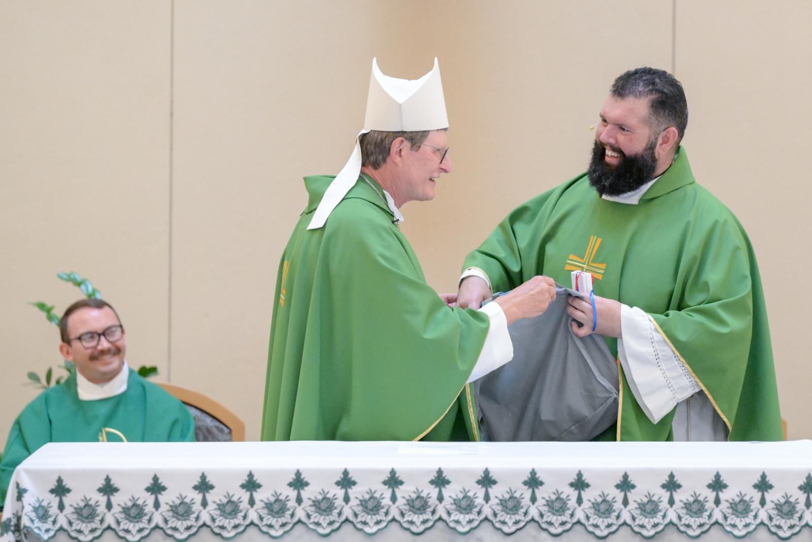 Pastoralbesuch von Kardinal Woelki in der Pfarrei St. Lawrence (US-Diözese St. Petersburg). Hier am Altar mit Pfarrer Chuck Dornquast, im Hintergrund Pfarrvikar Zach Brasseur