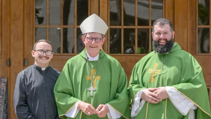Pastoralbesuch in der Pfarrei St. Lawrence (US-Diözese St. Petersburg). v.l.: Pfarrvikar Zach Brasseur, Kardinal Woelki, Pfarrer Chuck Dornquast