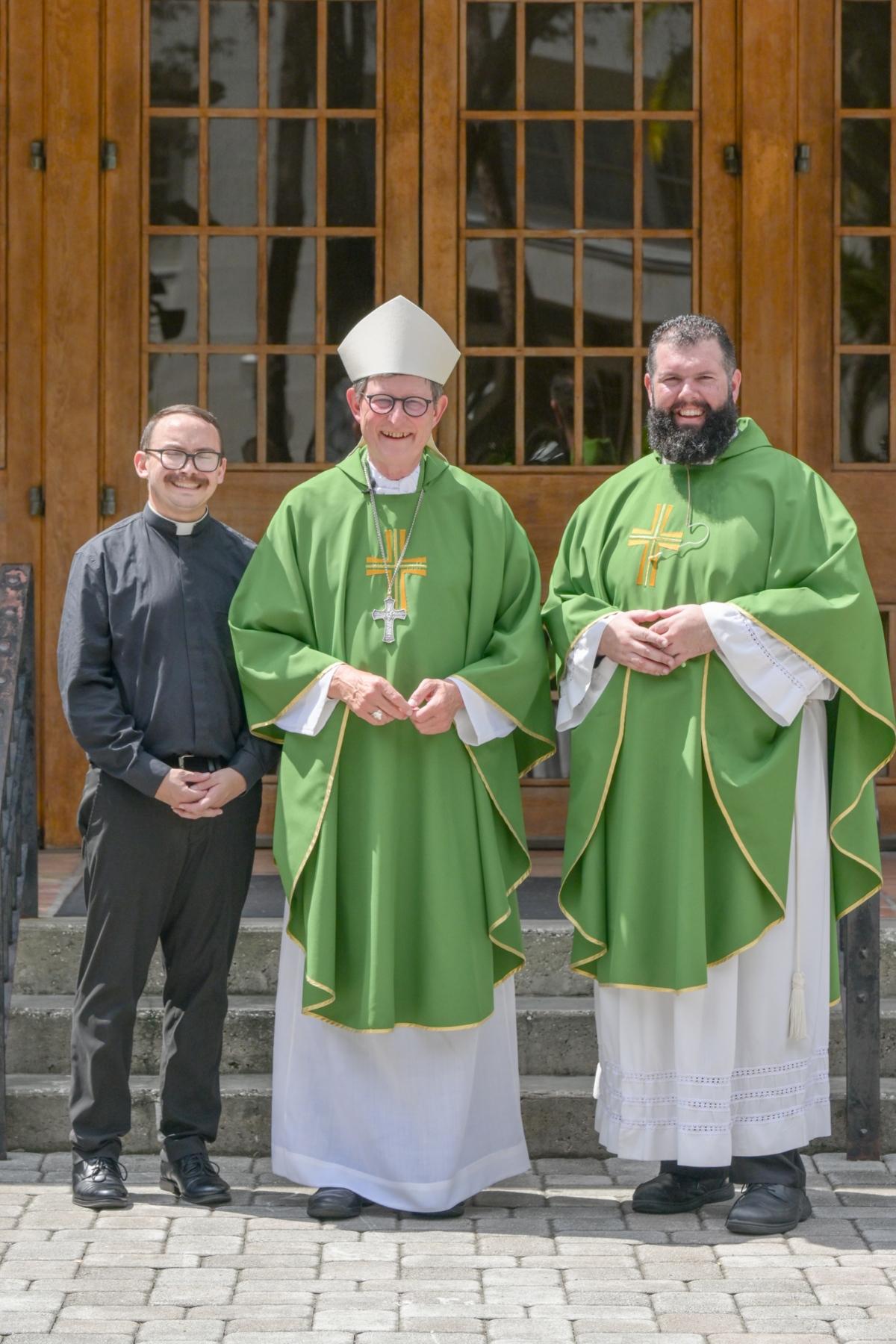 Pastoralbesuch in der Pfarrei St. Lawrence (US-Diözese St. Petersburg). v.l.: Pfarrvikar Zach Brasseur, Kardinal Woelki, Pfarrer Chuck Dornquast