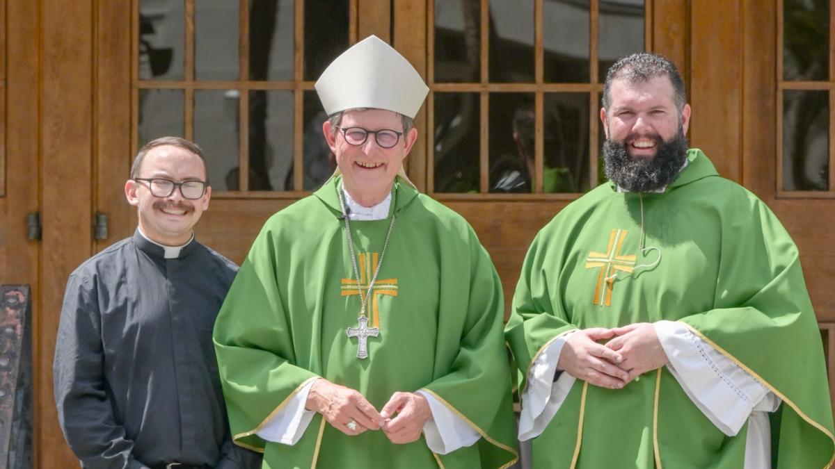 Pastoralbesuch von Kardinal Woelki in der Pfarrei St. Lawrence (US-Diözese St. Petersburg). v. l.: Pfarrvikar Zach Brasseur, Kardinal Woelki, Pfarrer Chuck Dornquast