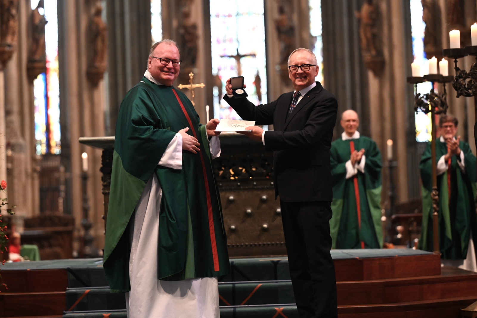 Im Hochamt am Sonntag, 31. August 2025, verlieh der Vorsitzende des Cäcilien-Verbands Msgr. Markus Bosbach die Orlando di Lasso-Medaille an Eberhard Metternich. Am Ende des Gottesdienstes stand die Stabübergabe an den neuen Domkapellmeister Alexander Niehues.